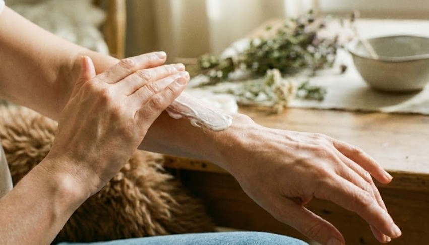 年齢肌を慈しむ丁寧なスキンケアのイメージ