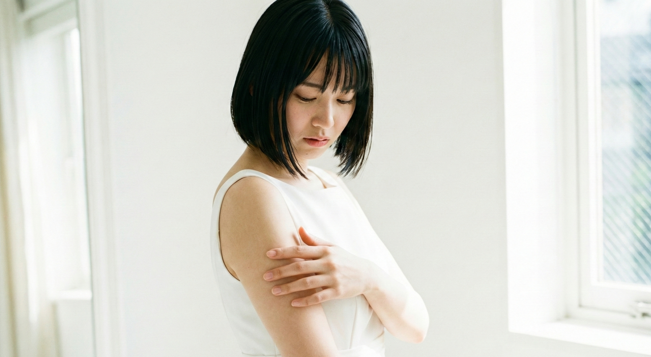 ウェディングドレス試着中に二の腕の太さを気にするプレ花嫁