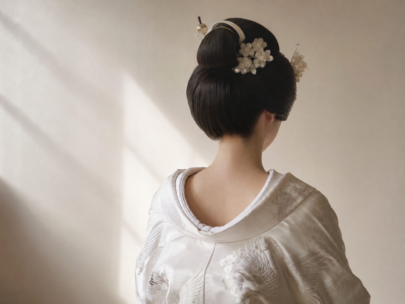 白無垢の後ろ姿