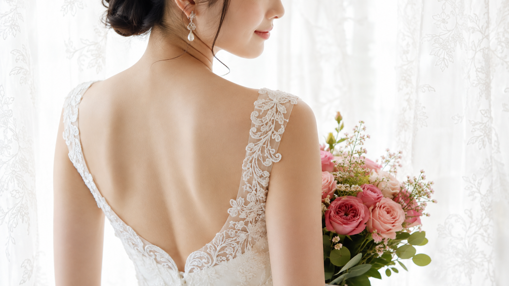 ウェディングドレスの花嫁の背中