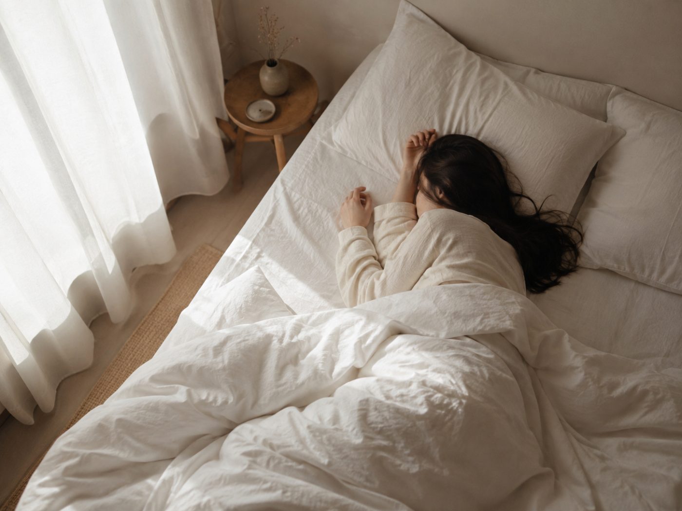 眠っている女性